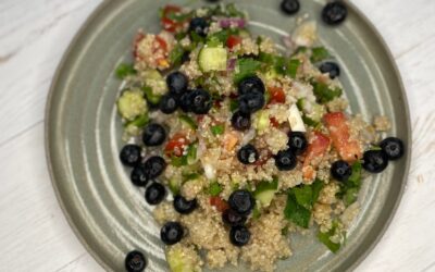 Áfonyás quinoa saláta